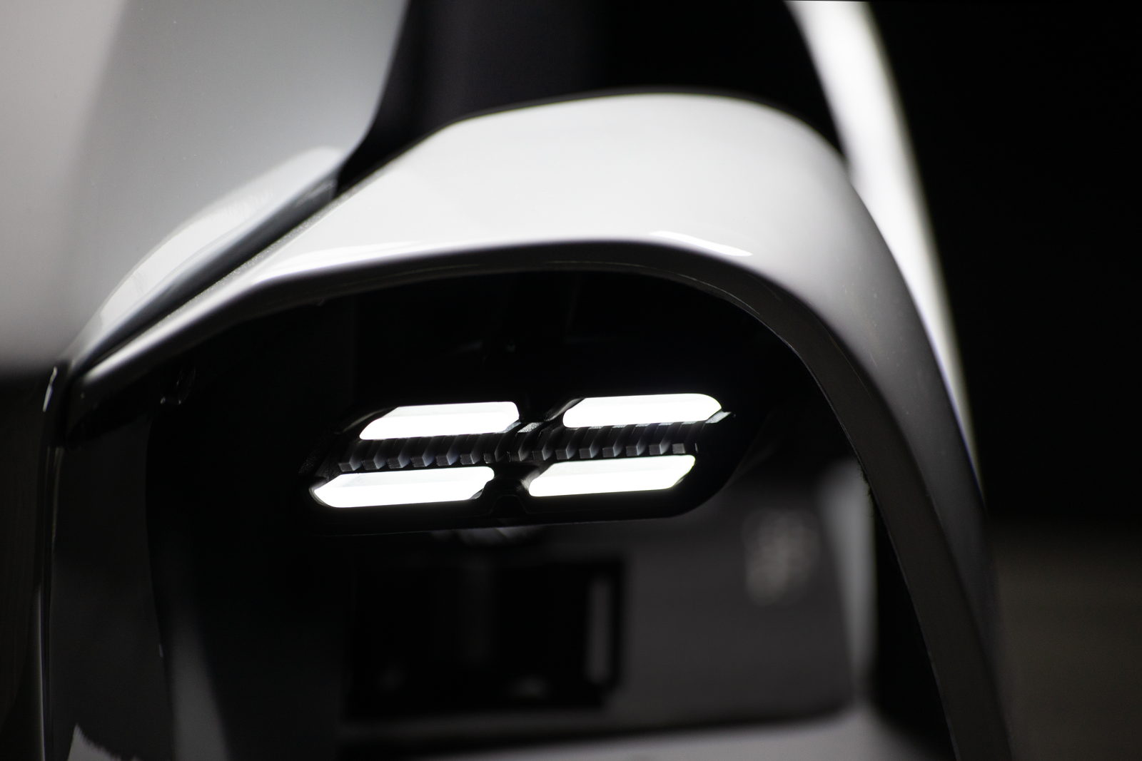 Four point lighting signature in the front wing