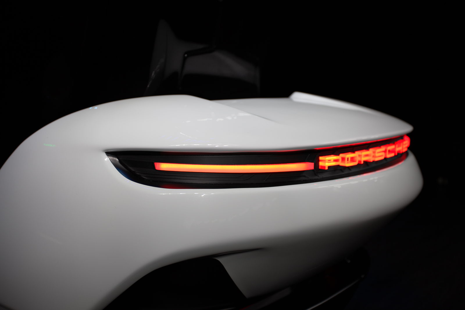Illuminated rear lettering