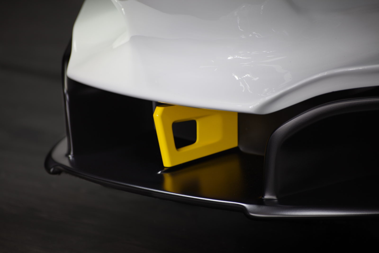 Front splitter with tow hook detail